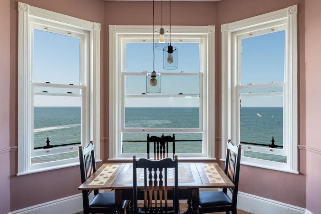 Stylish Beachfront Apartment, Sweeping Ocean Views And Luxury Touches Herne Bay Eksteriør bilde