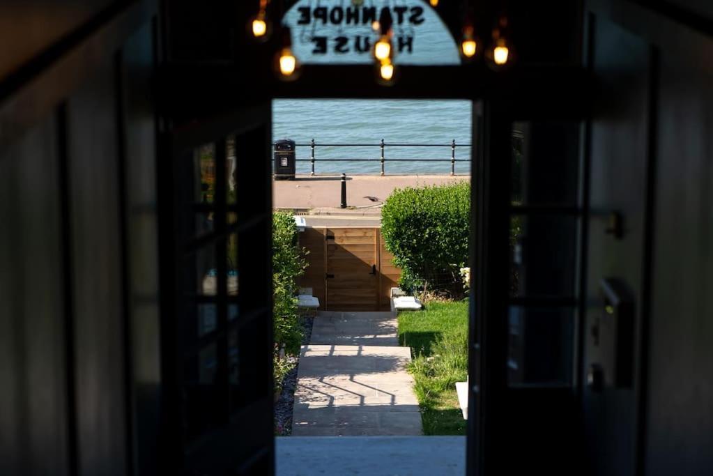 Stylish Beachfront Apartment, Sweeping Ocean Views And Luxury Touches Herne Bay Eksteriør bilde